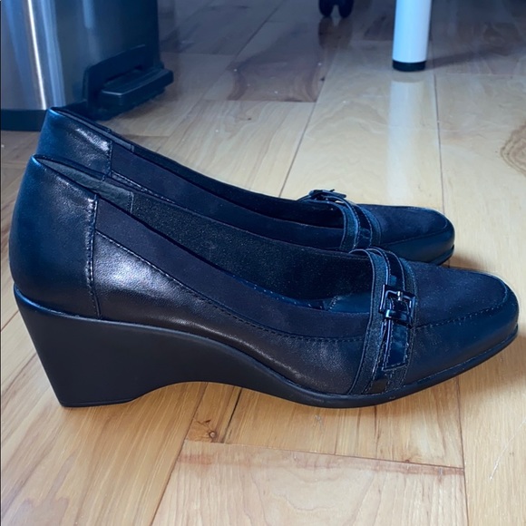 easy spirit black wedges - Picture 2 of 4